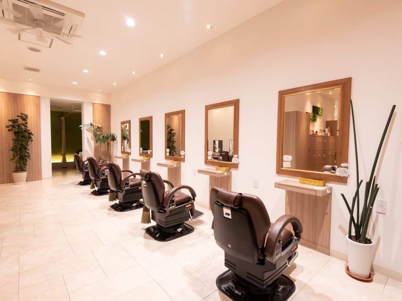 【津島駅】≪完全週休二日制≫≪営業中レッスンOK≫≪充実した教育体制≫営業中の空いた時間があればレッスンができる！時間を有効活用して効率よく技術が学べる！「UNDERTREE GARDEN（アンダートゥリーガーデン）」からアシスタント（美容師・理容師）の求人☆★