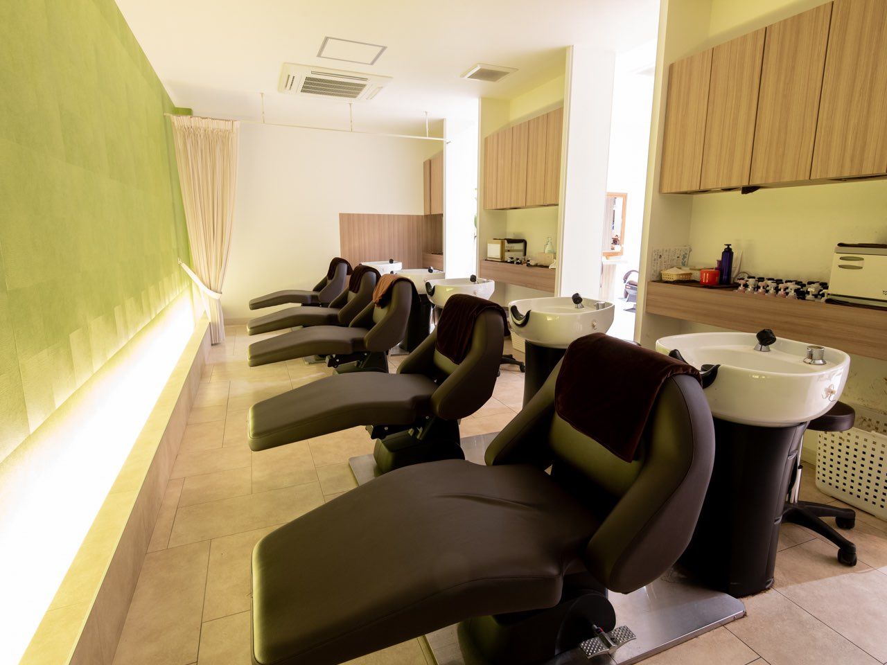 【津島駅】≪完全週休二日制≫≪営業中レッスンOK≫≪充実した教育体制≫営業中の空いた時間があればレッスンができる！時間を有効活用して効率よく技術が学べる！「UNDERTREE GARDEN（アンダートゥリーガーデン）」からアシスタント（美容師・理容師）の求人☆★