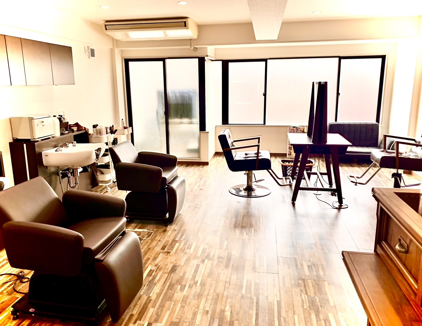 【針中野】≪社会保険完備≫≪月8日休み≫≪有給休暇あり≫≪土日祝休み月1,2回相談OK≫スタッフさんごとに合わせたサロンワークが可能です！福利厚生もしっかりしているので安心して長く働く事ができるサロンです！「Conara（コナラ）」からアシスタント（美容師）の求人★☆