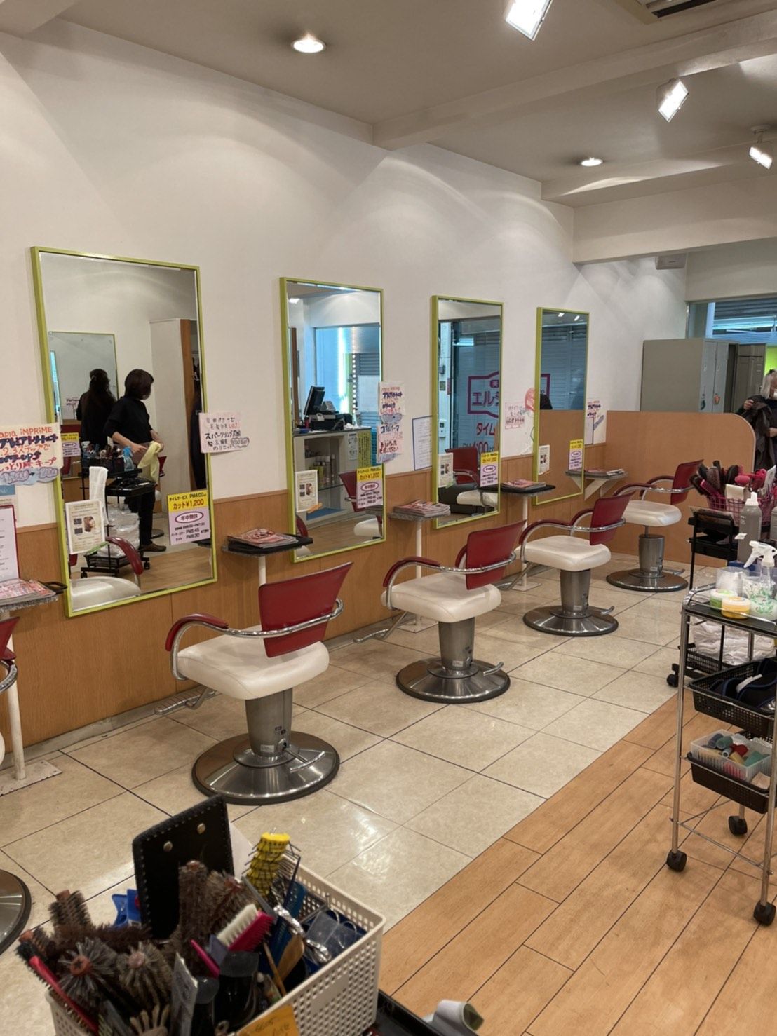 【湊川】≪60代も活躍中！≫≪月8日休みと月6日休みが選べる≫≪18時には帰れる環境！≫≪土日休み可能≫スタイリストのみの地域密着型サロン！「エルシェード」からスタイリスト（美容師）の求人☆★