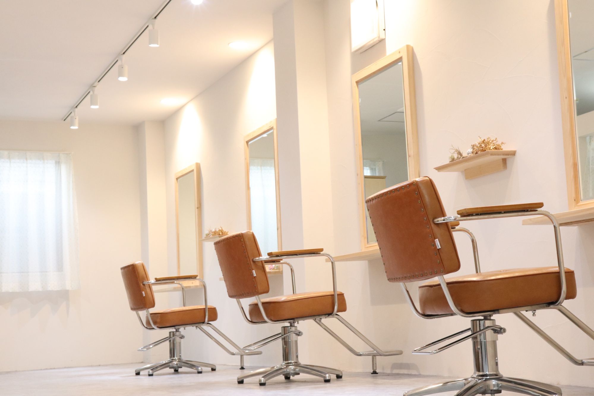 【入間市駅】◆月8日休み・有給休暇あり・社会保険完備◆美容師さんとしていつでもオシャレでいてもらう為、年2回洋服代を手当として支給！！完全マンツーマン！自分のペースでお客様と向き合えるサロン「Eia（エイア）」からスタイリスト（美容師）の求人☆★