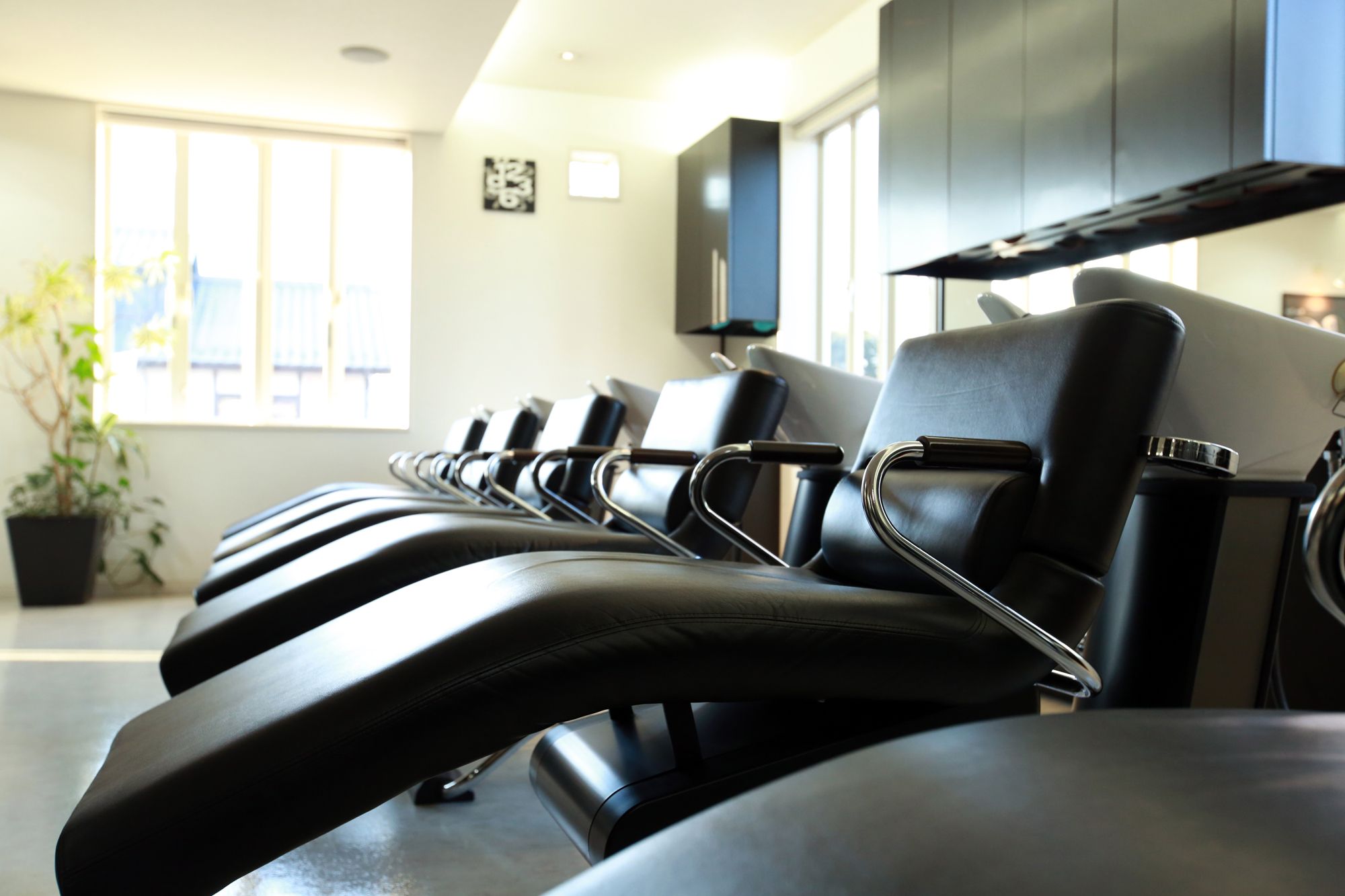 【古河】◆日曜定休・19時までに退勤可能・有給休暇あり◆日曜定休と19時までの勤務で働きやすい環境！自分にあった働き方が出来るサロン「RoteRoze クオリティサロン（ローテローゼクオリティサロン）」からスタイリスト（美容師）の求人☆★