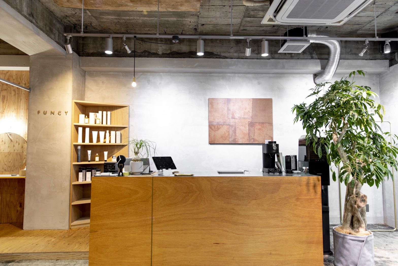 【本町】≪月給24万円〜≫≪土日休みOK≫≪スタイリストのみのサロン≫≪正社員と業務委託の選択が可能≫お客さんと密にかかわって接客をしていくサロン！マンツーマンでの施術が可能◎「FUNCY（ファンシー）」からスタイリスト（美容師）の求人☆★☆