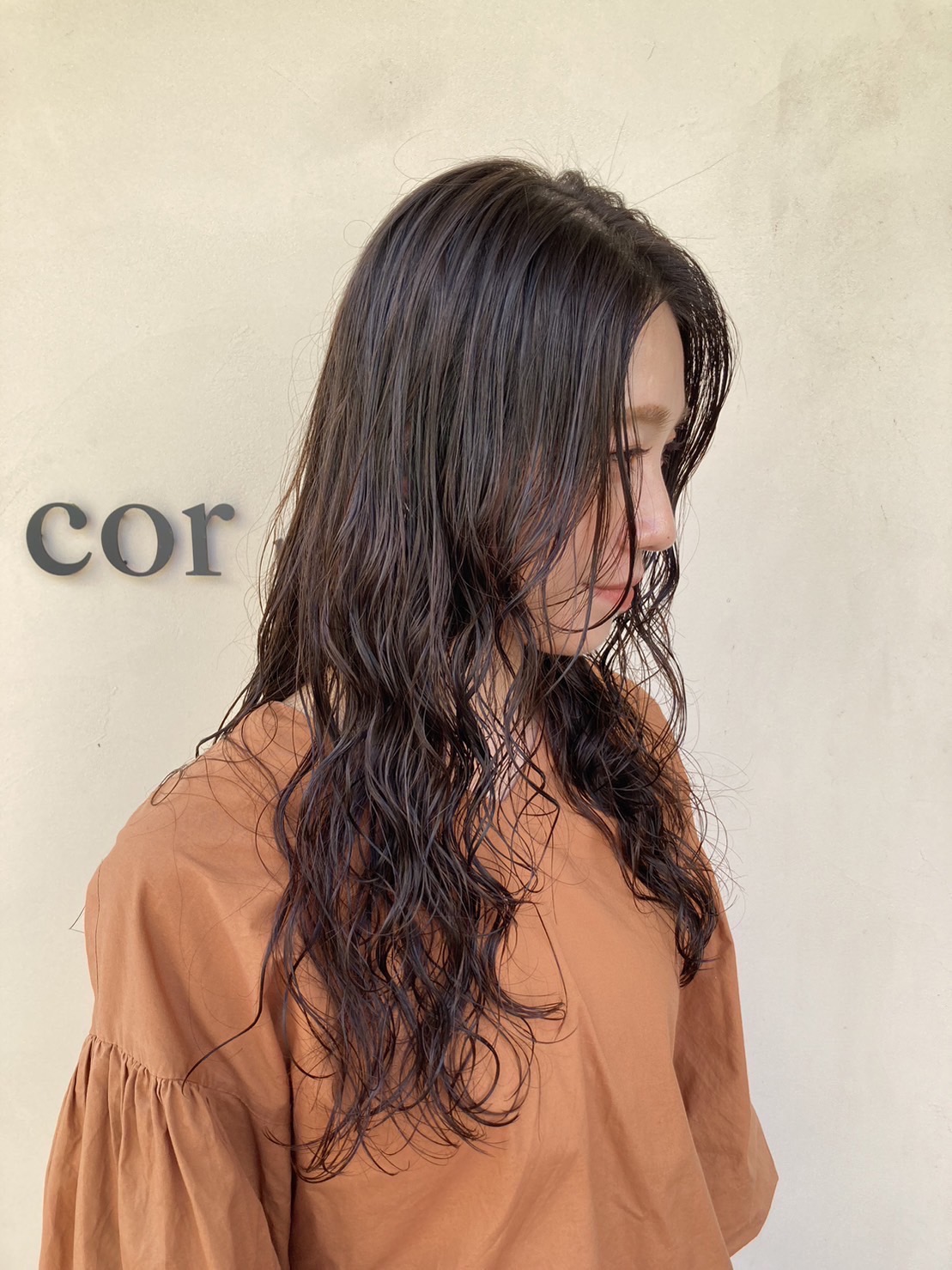 【和泉府中】≪日曜休みあり≫≪19時退勤可≫≪引っ越しサポート最大10万円≫メリハリレッスン、日曜休みでプライベートも充実!若いスタッフさんが活躍、外国人風カラーなどお客さんも若いサロン!アイラッシュも提供する「cor(コル)」からアシスタント(美容師)の求人☆★