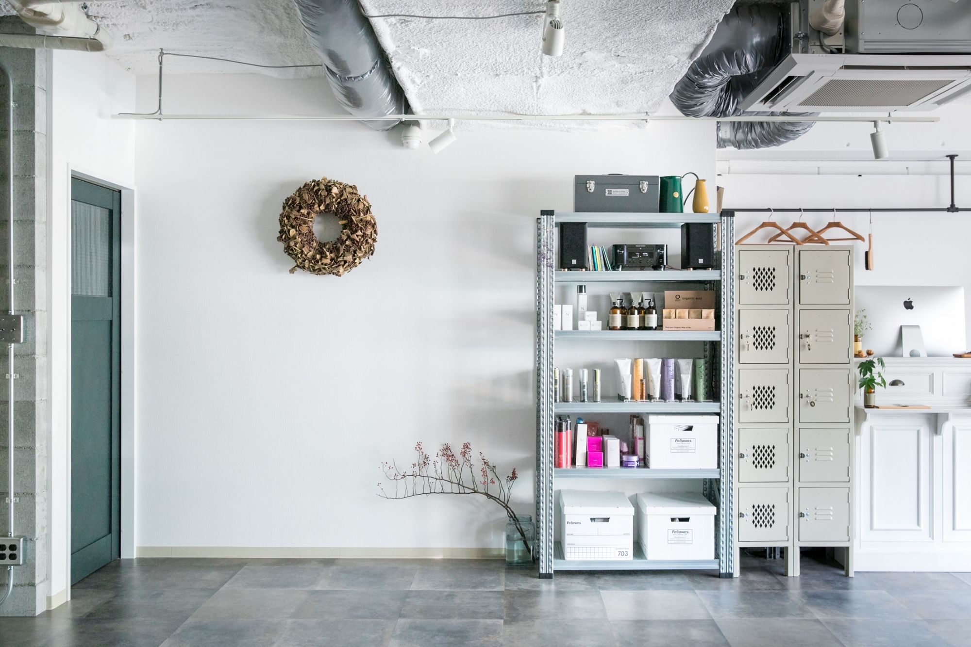 【山の街】≪完全週休2日≫≪実働8時間≫≪社会保険完備≫≪時短勤OK≫≪土日休みOK≫≪有給休暇あり≫≪年末年始休暇あり≫営業中のレッスンOK！少人数でアットホームな環境！「shed.（シェド）」からアシスタント（美容師）の求人☆★