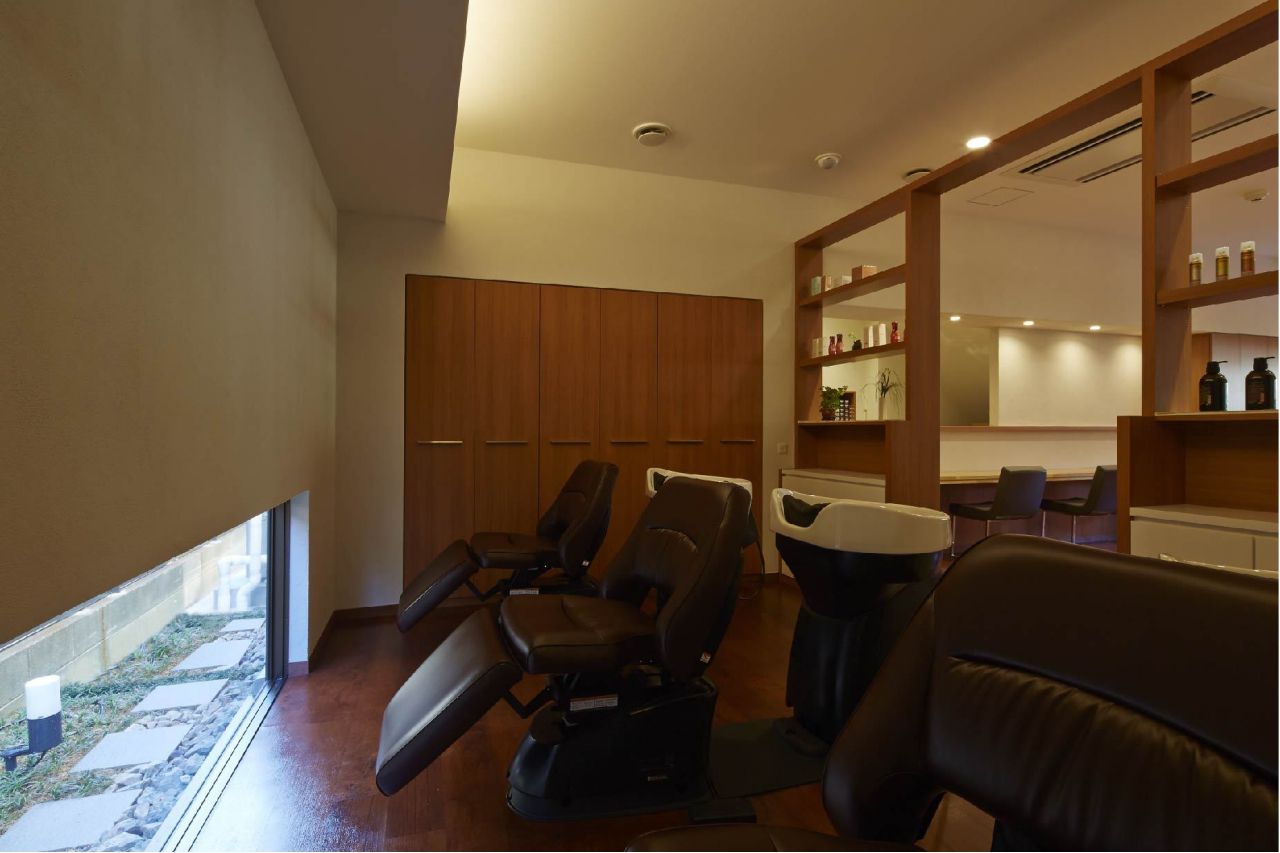 【西鈴蘭台】≪社会保険完備≫≪営業中レッスン可能≫≪正社員は18時退勤可能≫2階にカフェを併設しているサロン!18時に帰れて自分の時間も充実!「GRAND SUR(グランシュール)」からアシスタント(美容師)の求人☆★