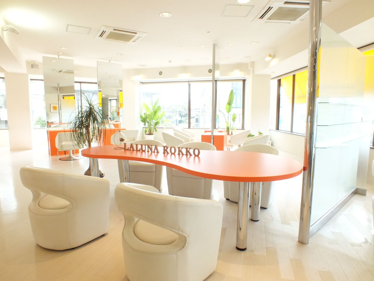 【六甲】≪社会保険完備≫≪完全週休2日≫≪土日休み可能≫≪20時までの退勤可能≫≪月給24万円スタート≫≪パートは週1日から勤務可能≫リフレッシュ休暇最長2週間!社会保険完備でしっかりしたバックアップ体制が整ったサロン「la luna ALEX 阪急六甲店(ラルーナアレックスハンキュウロッコウテン)」からスタイリスト(美容師)の求人☆★