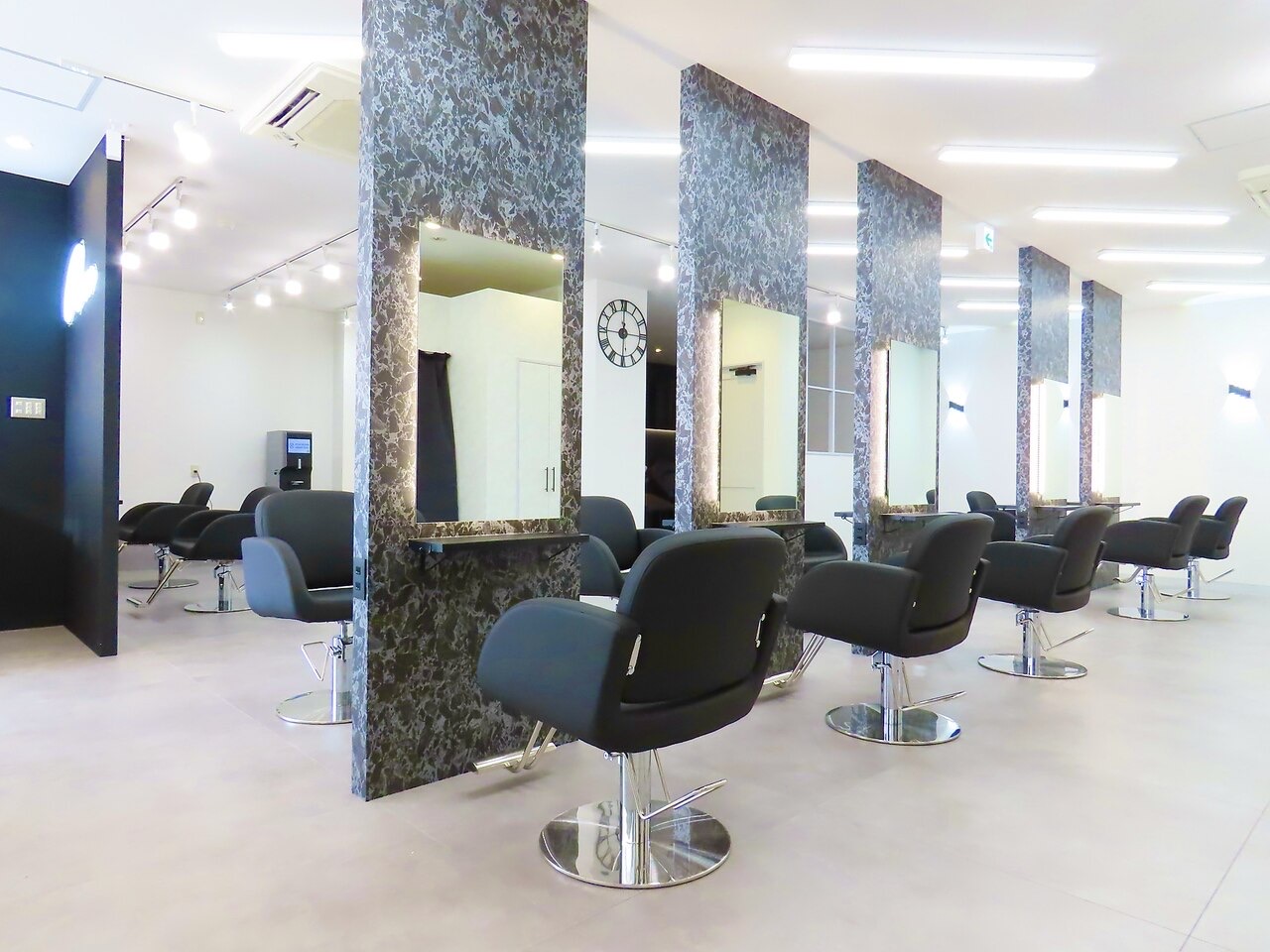 【青木島】◆完全週休2日制・実働8時間、拘束9時間のシフト制・1年半でのデビュー可能・社会保険完備◆営業時間内レッスンメインで着実に成長可能！入客チャンスが多く、たくさんの経験を積むことができます。若いお客様から人気の「REM 長野青木島店（レムナガノアオキジマテン）」からアシスタント（美容師）の求人☆★