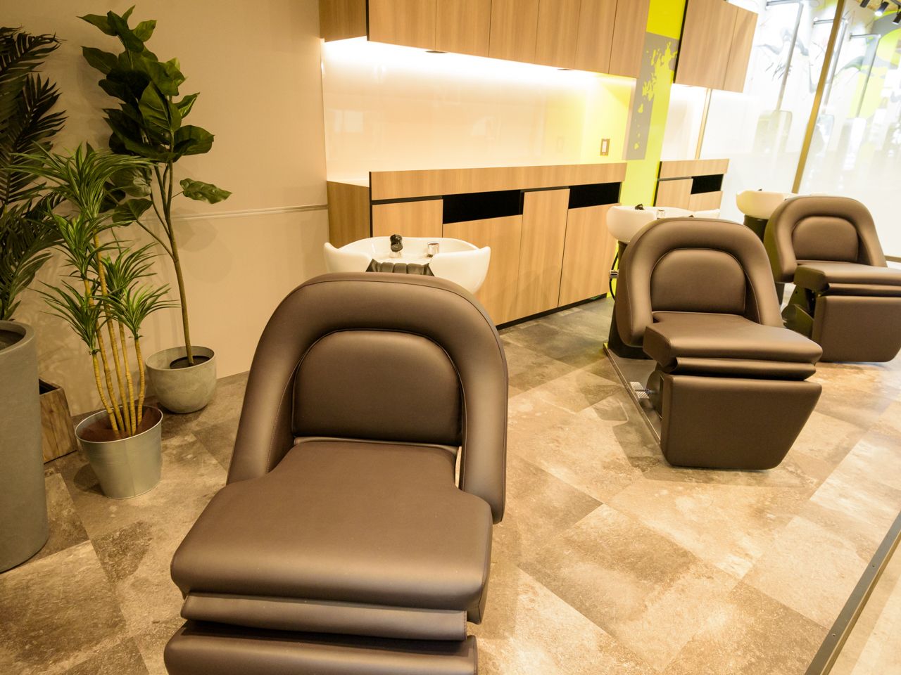 【鎌ヶ谷駅】◆完全週休2日制・実働8時間、拘束9時間のシフト制・1年でのデビューカリキュラム◆早期デビューで早く売上をあげれるスタイリストを目指せます!トレンドを押さえた技術提供も人気の「RAWR hair WaMen(ロアーヘアーワメン)」からアシスタント(美容師)の求人☆★