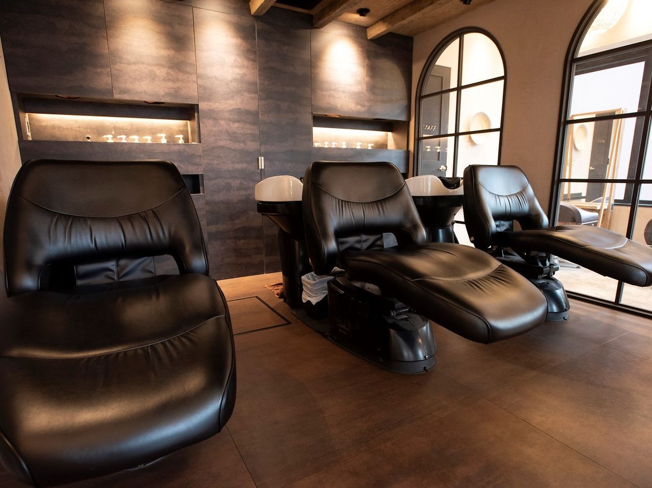 【千葉駅】◆3ヶ月で100万円の保障給あり◆業務委託と正社員を選択可能で安心して働き始めることが可能!トレンド薬剤を押さえているので、単価UPしやすい環境がおすすめのポイント「RAWR HAIR MATILDA 千葉店(ロアーへアーマチルダチバテン)」からスタイリスト(美容師)の求人☆★