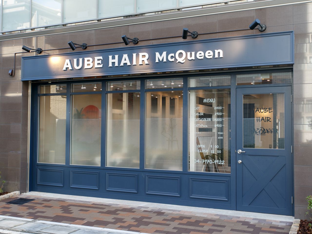 【流山おおたかの森】◆完全週休2日制・実働8時間、拘束9時間のシフト制・1年でのデビューカリキュラム◆などの働きやすい環境が人気！早期デビューが出来るので素早く売上を上げられるスタイリストになれます！トレンド発信サロン！「RAWR hair McQueen 流山店（ロアーへアーマックイーン）」からアシスタント（美容師）の求人☆★