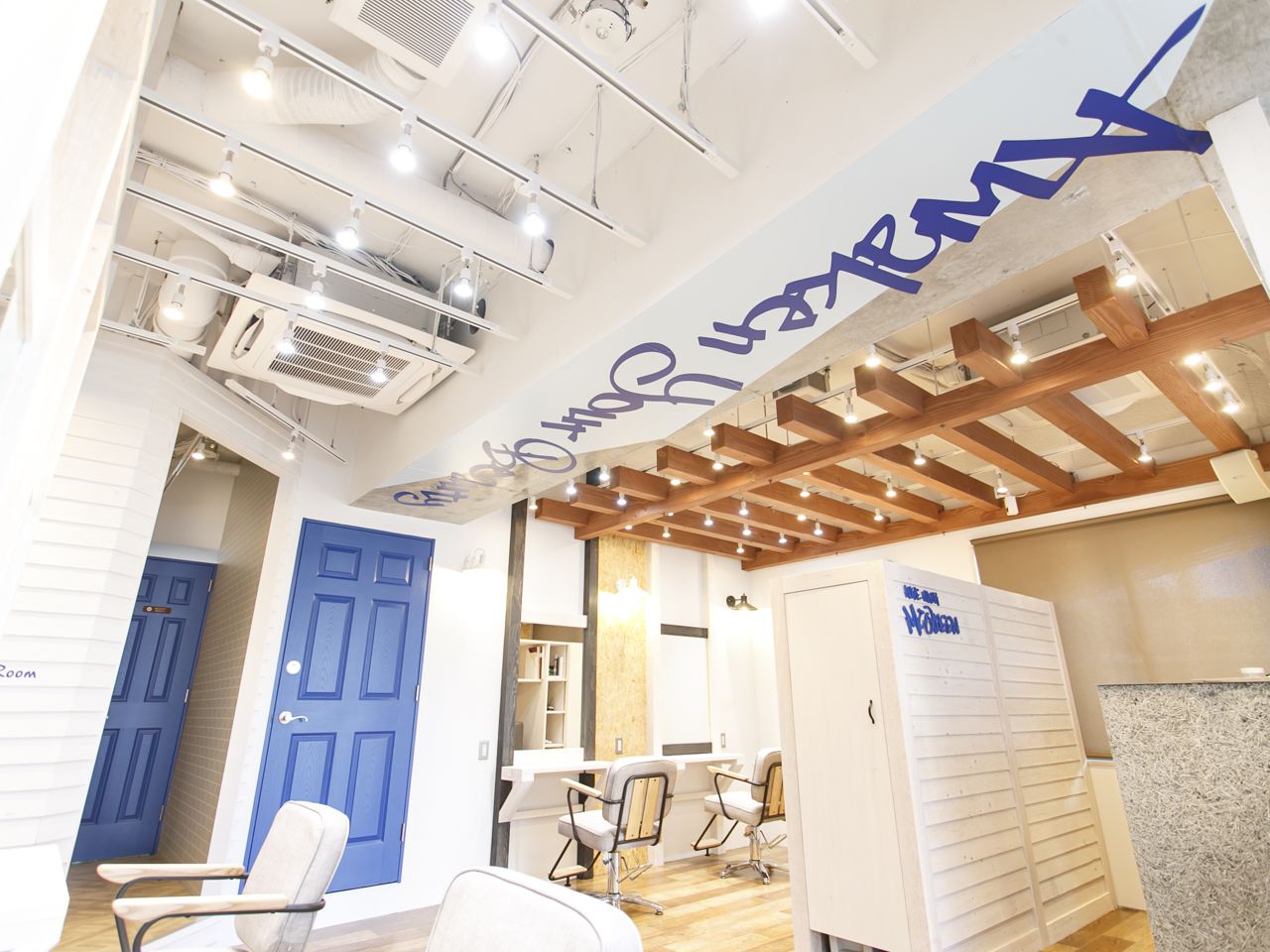 【流山おおたかの森】◆完全週休2日制・実働8時間、拘束9時間のシフト制・1年でのデビューカリキュラム◆などの働きやすい環境が人気！早期デビューが出来るので素早く売上を上げられるスタイリストになれます！トレンド発信サロン！「RAWR hair McQueen 流山店（ロアーへアーマックイーン）」からアシスタント（美容師）の求人☆★