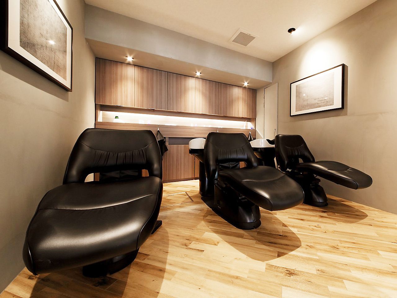 【葛西】◆3ヶ月で100万円の保障給あり◆業務委託と正社員を選択可能で安心して働き始めることが可能!トレンド薬剤を押さえているので、単価っを上げやすい環境があります!「RAWR HAIR link 葛西店(ロアーヘアーリンク カサイテン)」からスタイリスト(美容師)の求人☆★