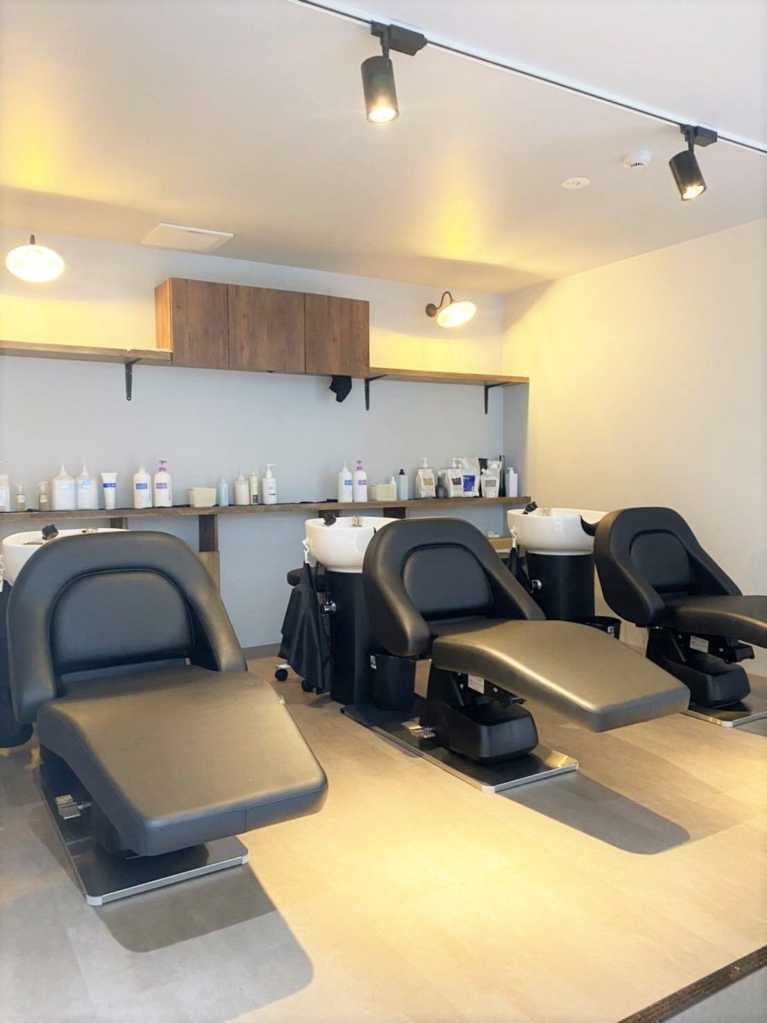 【草津駅】≪スタッフの平均月給35万円以上≫≪完全マンツーマンでの施術≫≪時短勤務も可能≫≪駅から徒歩30秒の好立地≫薬剤も豊富で単価アップも狙いやすい環境◎他業種とのダブルワークもOK！働き方は自由なのであなたに合った働き方が出来ます！「CREAR BY THREE ELEPHANT 草津店（クレアールバイスリーエレファントクサツテン）」からスタイリスト（美容師）の求人☆★