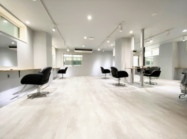 【草津駅】≪スタッフの平均月給35万円以上≫≪完全マンツーマンでの施術≫≪時短勤務も可能≫≪駅から徒歩30秒の好立地≫薬剤も豊富で単価アップも狙いやすい環境◎他業種とのダブルワークもOK！働き方は自由なのであなたに合った働き方が出来ます！「CREAR BY THREE ELEPHANT 草津店（クレアールバイスリーエレファントクサツテン）」からスタイリスト（美容師）の求人☆★