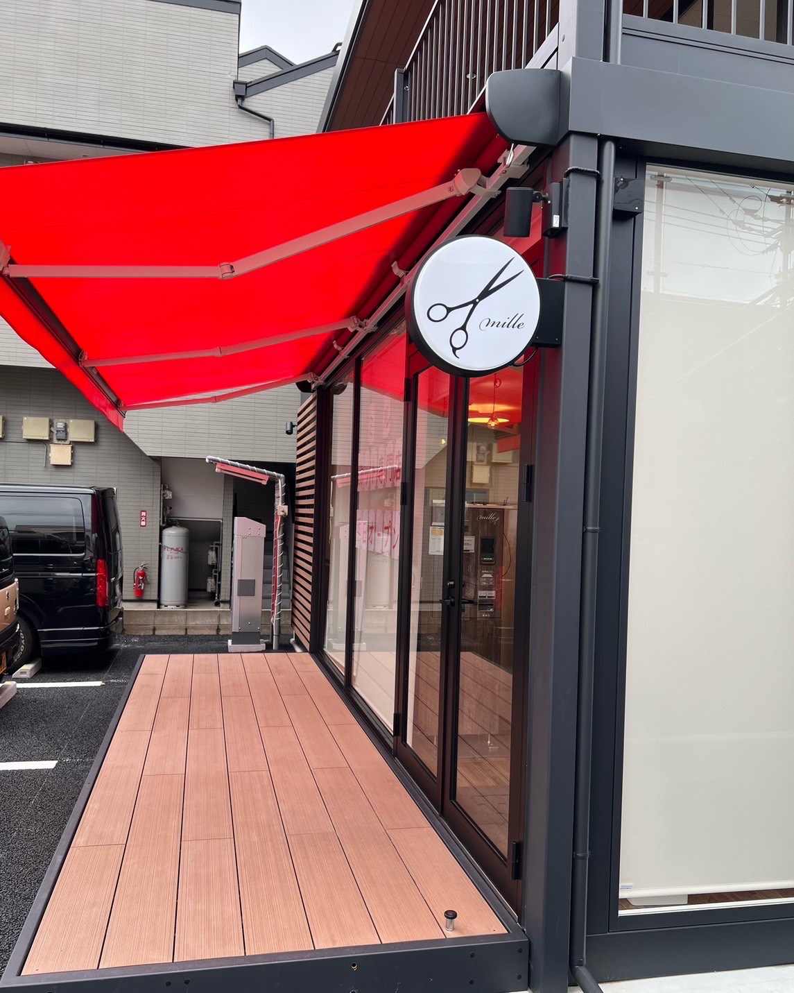 【井尻駅】手荒れ、腰痛に不安がある方必見！！カットのみのお仕事です！！今までの経験を活かしお仕事できる「カット専門店 mille 井尻店（カットセンモンテンミルイジリテン）」からスタイリスト（美容師）の求人☆★☆