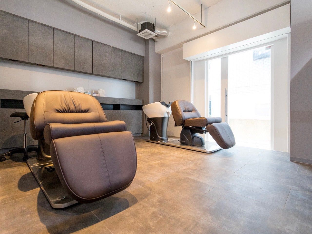 【小林】≪完全週休2日制/年間休日120日!≫≪1日3名の入客で帰宅OK≫≪社会保険完備≫働く時間が短くてもお給料UP!頑張り次第で高収入を稼ぐことも可能!頑張り次第で50万円以上稼ぐことも可能!ママさん美容師も正社員で働ける「Leone 宝塚小林店(レオネ タカラヅカオバヤシテン)」からスタイリスト(美容師)の求人☆★