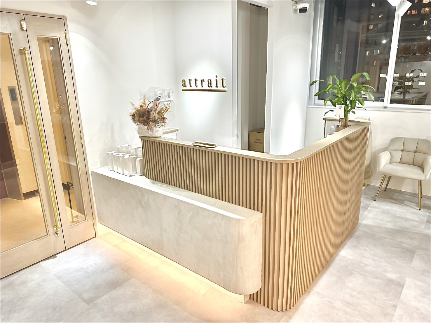 【西梅田】指名売上50％還元／フリー売上40％還元／フリー再来50%還元≫≪20時までに退勤OK≫≪平均月給40〜50万円以上≫≪全席個室≫マンツーマンでお客様にしっかり施術出来るサロン！一人一人のライフスタイルに合わせた勤務が可能！流行りのデザインなども積極的に取り入れているサロンです！「attrait 梅田店（アトレウメダテン） 」からスタイリスト（美容師）の求人☆★