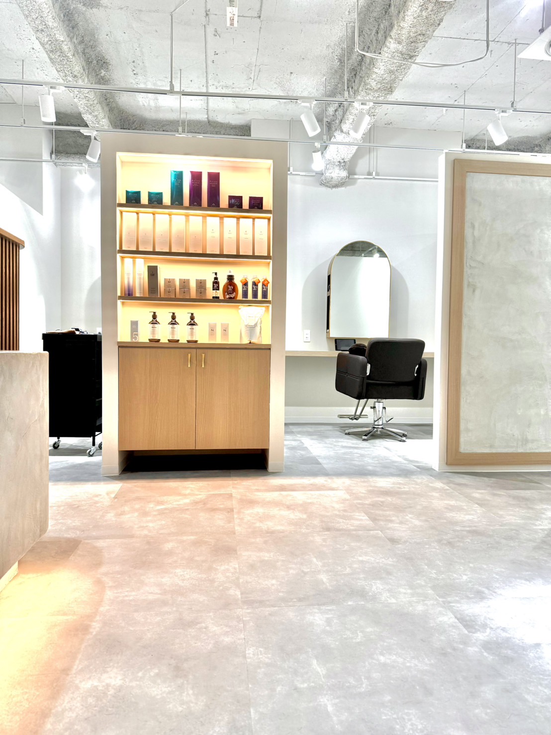 【西梅田】指名売上50％還元／フリー売上40％還元／フリー再来50%還元≫≪20時までに退勤OK≫≪平均月給40〜50万円以上≫≪全席個室≫マンツーマンでお客様にしっかり施術出来るサロン！一人一人のライフスタイルに合わせた勤務が可能！流行りのデザインなども積極的に取り入れているサロンです！「attrait 梅田店（アトレウメダテン） 」からスタイリスト（美容師）の求人☆★