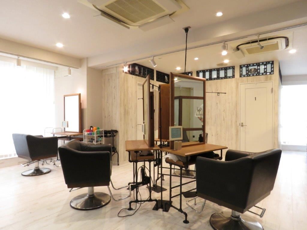 【池袋】≪休日選択制≫≪営業中レッスン可能！≫≪早期デビューも目指せる≫マンツーマンレッスンで、しっかり技術を身に付けた上でデビューを目指せるサロン「銀座LA・BO&SLEEKS（ギンザラボアンドスリークス）」からアシスタント（美容師）の求人☆★