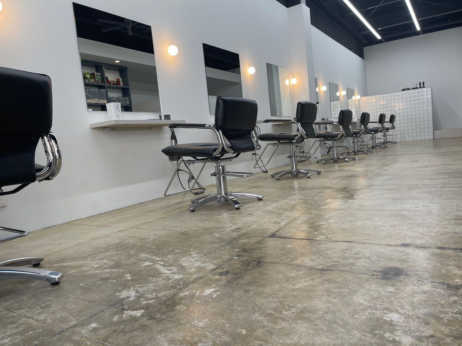 【烏丸】≪月8日休み≫デザインカラーが得意！扱うトリートメントも充実しているので、カラーとケアで単価アップもしっかり狙えます！「Navy（ネイビー）」からスタイリスト（美容師）の求人☆★