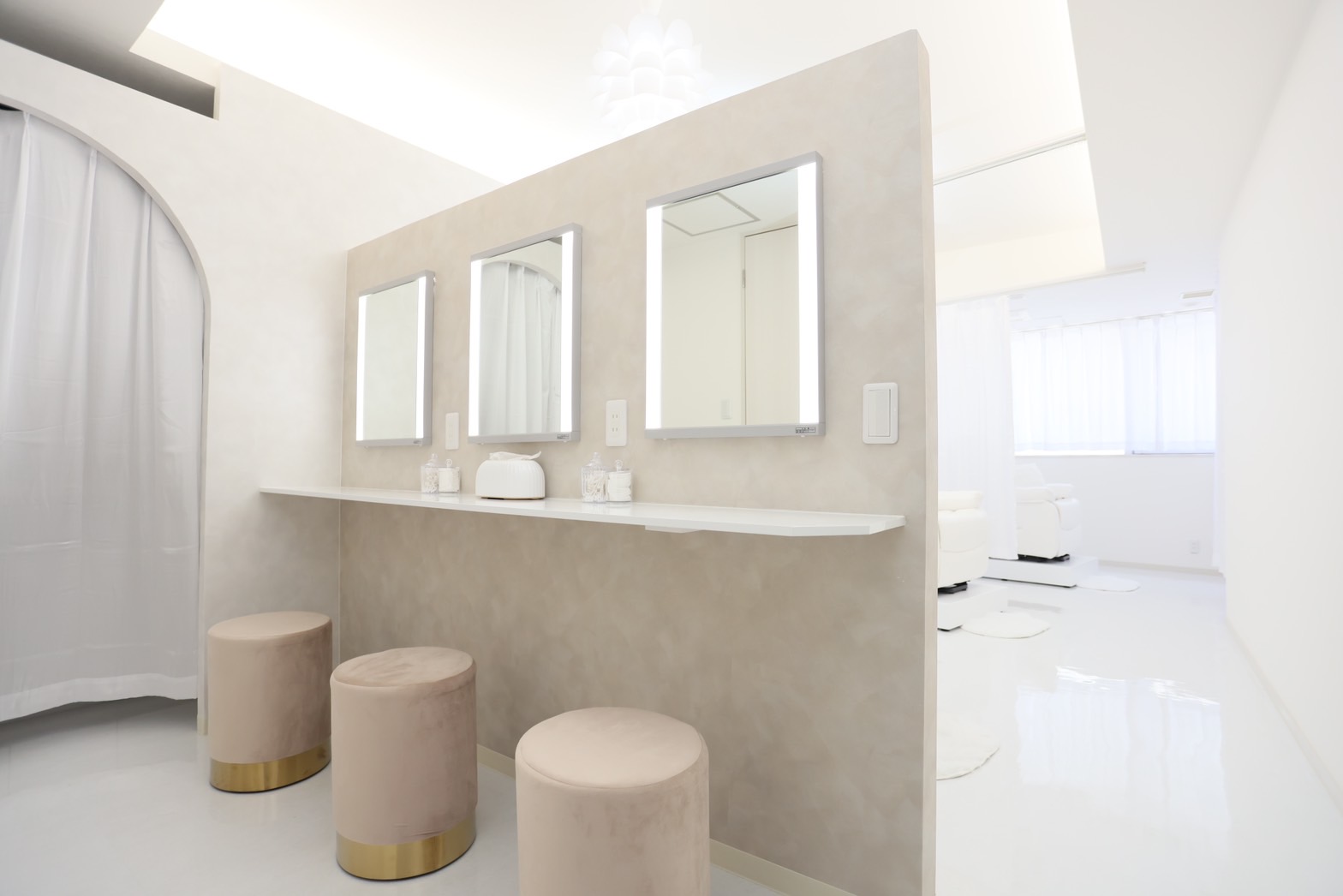 【谷町九丁目】トレンドの韓国＆中国デザインも導入！プライベートとお給料が両立できる！！≪土日休みも月2回までOK≫≪最大3連休取得OK≫充実の手当で月給30～60万円も叶う！入客チャンスも抜群「White Camellia 上本町店（ホワイトカメリアウエホンマチテン）」からアイリスト（まつげエクステ・まつげパーマ・アイブロウ）の求人☆☆