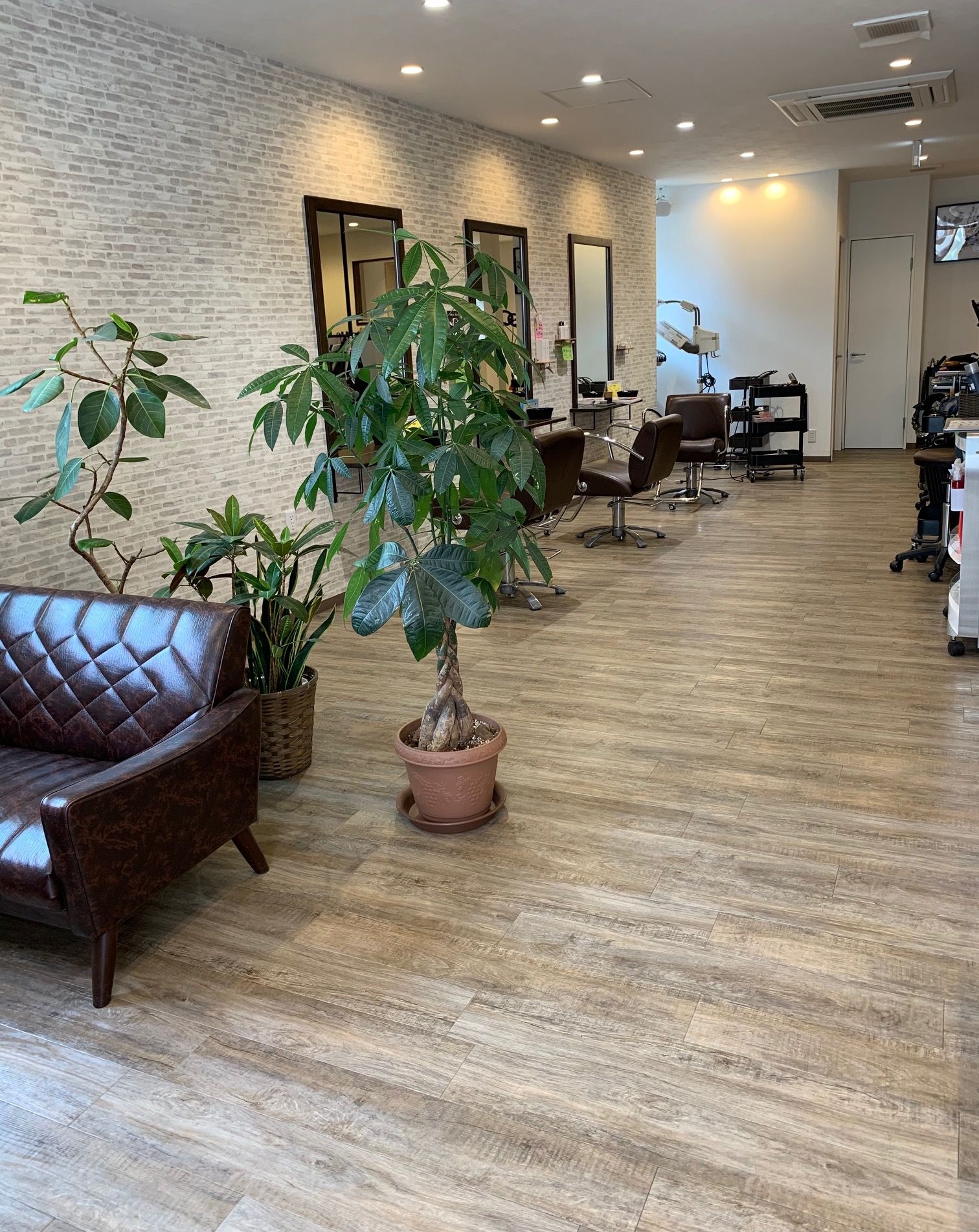 【八戸ノ里】≪月8日休み≫≪平均20時退社≫≪営業中レッスンOK≫土日祝の取得可能！仕事もプライベートも充実させたい方にぜひオススメ！「Hajy（ハジー）」からアシスタント（美容師）の求人☆★