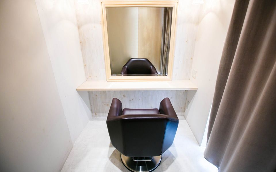 【警固】≪月休8,9日・18:00退勤あり・社会保険完備≫長くお仕事できるように月に1度面談をしてスタッフ一人ひとりの話を聞き、一緒に成長しています。それぞれに合ったレッスン環境を創り、自信をつけることができる実力派サロン「RISA HAIR DESIGN（リサヘアーデザイン）」からアシスタント（美容師）の求人☆★