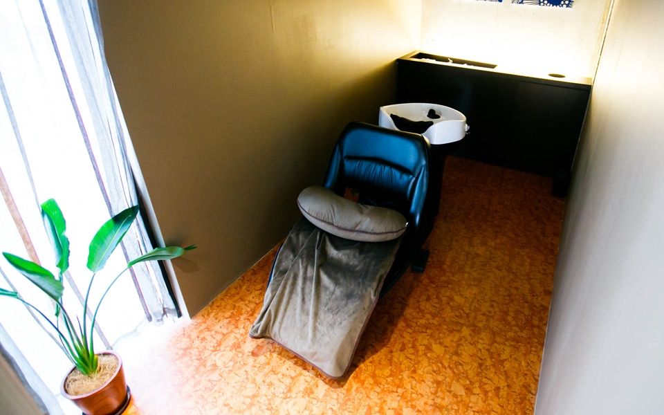 【警固】≪月休8,9日・18:00退勤あり・社会保険完備≫長くお仕事できるように月に1度面談をしてスタッフ一人ひとりの話を聞き、一緒に成長しています。それぞれに合ったレッスン環境を創り、自信をつけることができる実力派サロン「RISA HAIR DESIGN（リサヘアーデザイン）」からアシスタント（美容師）の求人☆★