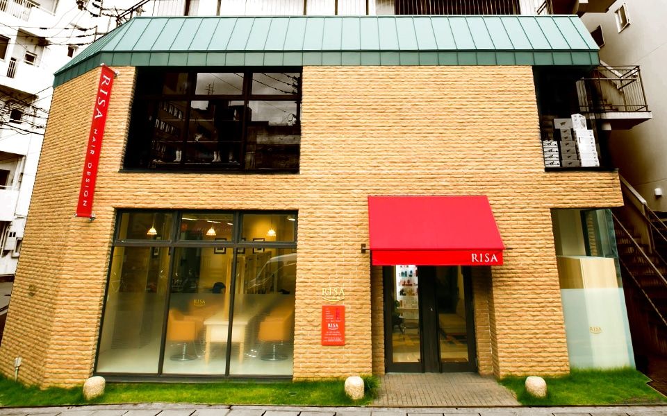 【警固】≪月休8,9日・18:00退勤あり・社会保険完備≫長くお仕事できるように月に1度面談をしてスタッフ一人ひとりの話を聞き、一緒に成長しています。それぞれに合ったレッスン環境を創り、自信をつけることができる実力派サロン「RISA HAIR DESIGN（リサヘアーデザイン）」からアシスタント（美容師）の求人☆★