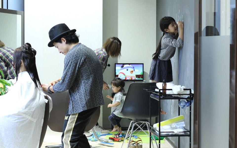 【鳥飼】≪月休8,9日・18:00退勤あり・社会保険完備≫長くお仕事できるように月に1度面談をしてスタッフ一人ひとりの話を聞き、一緒に成長しています。それぞれに合ったレッスン環境を創り、自信をつけることができる実力派サロン「RISA granche（リサグランシェ）」からアシスタント（美容師）の求人☆★