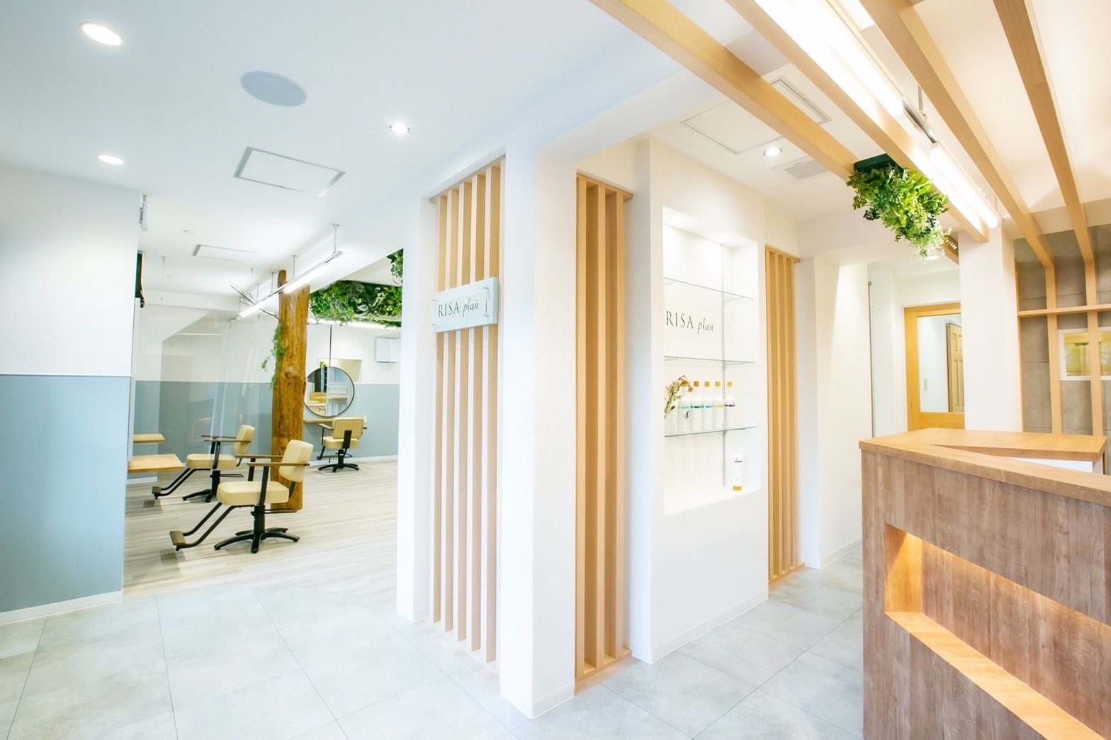 【西新駅】≪月休8,9日・18:00退勤あり・社会保険完備≫長くお仕事できるように月に1度面談をしてスタッフ一人ひとりの話を聞き、一緒に成長しています。それぞれに合ったレッスン環境を創り、自信をつけることができる実力派サロン「RISA plan(リサプラン)」からアシスタント(美容師)の求人☆★