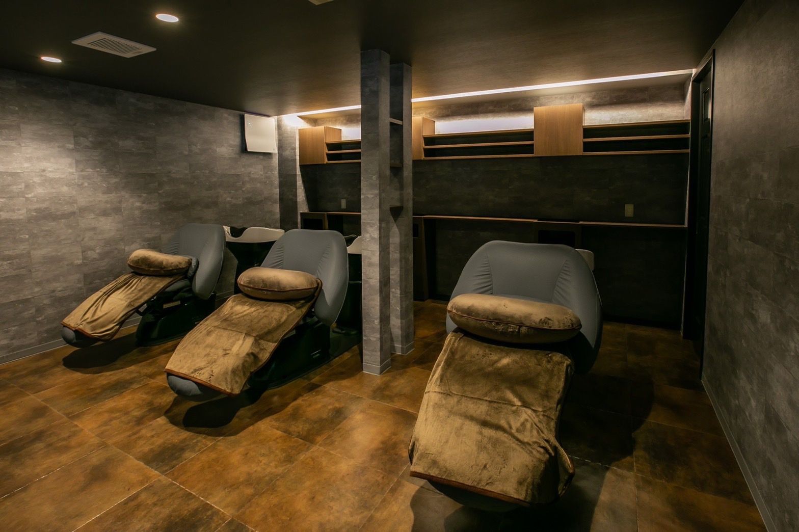 【西新駅】≪月休8,9日・18:00退勤あり・社会保険完備≫長くお仕事できるように月に1度面談をしてスタッフ一人ひとりの話を聞き、一緒に成長しています。それぞれに合ったレッスン環境を創り、自信をつけることができる実力派サロン「RISA plan(リサプラン)」からアシスタント(美容師)の求人☆★