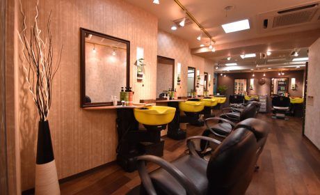 【新宿】≪完全週休2日制≫≪土日祝の休みも応相談≫≪社会保険完備≫丁寧な接客と技術で信頼されるサロン!お客様にしっかり向き合いたい方にピッタリです!ヒゲ脱毛やエステなど幅広いメニューがあり、カット以外の活躍の場も用意しています!「髪ing 新宿店(カミングシンジュクテン)」から理容師(理容室)の求人☆★☆