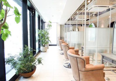 【栄】≪月10日休みOK≫≪48〜50万円の最低保証給あり≫≪入客チャンスあり≫月10日以上のお休みや時短勤務も相談OK!年間124日休みのためプライベート充実!「THOiRY栄(ソワリーサカエ)」からスタイリスト(美容師)の求人★☆