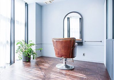 【栄】≪最低保証給あり≫≪平均月給65万円≫≪月10日休みOK≫入客チャンスありなので高収入も狙える!また年間124日休みのためプライベートも充実のサロン「MIRA RESCA(ミラレスカ)」からスタイリスト(美容師)の求人★☆