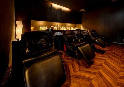 【栄】≪月10日休みOK≫≪平均客単価1万円超≫≪入客チャンスあり≫48〜50万円の最低保証給があるので、しっかり稼げます！また年間124日休みのためプライベートも充実！「THE TOEL栄（ザトエルサカエ）」からスタイリスト（美容師）の求人★☆