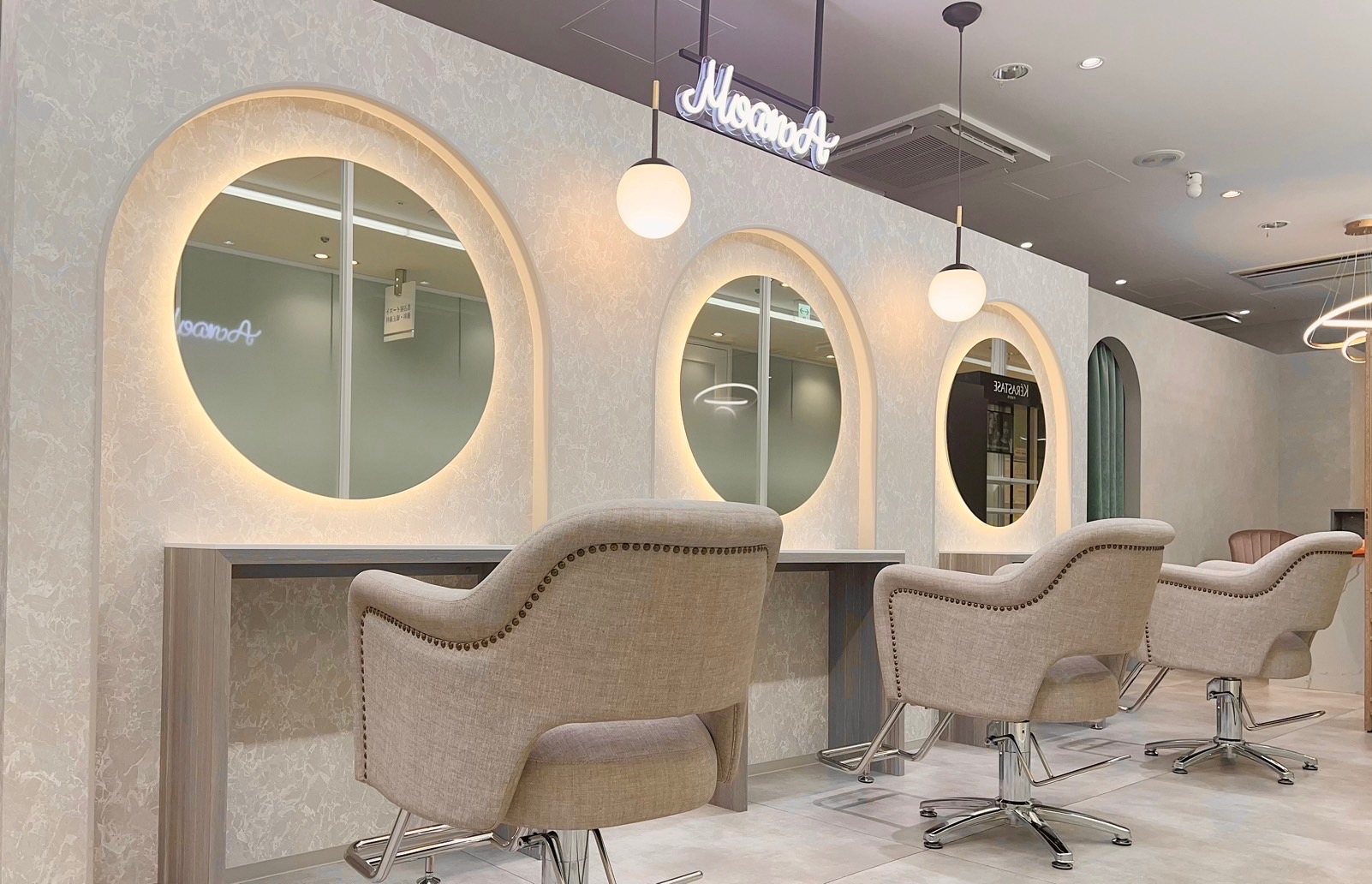 【藤が丘】最新の薬剤を導入し、トレンドを発信！某有名システムトリートメントも使用しており、単価UPも狙いやすい環境です！自分に合った入客スタイルと希望時間で働ける「MoanA by Lana（モアナバイラナ）」からスタイリスト（美容師）の求人★☆