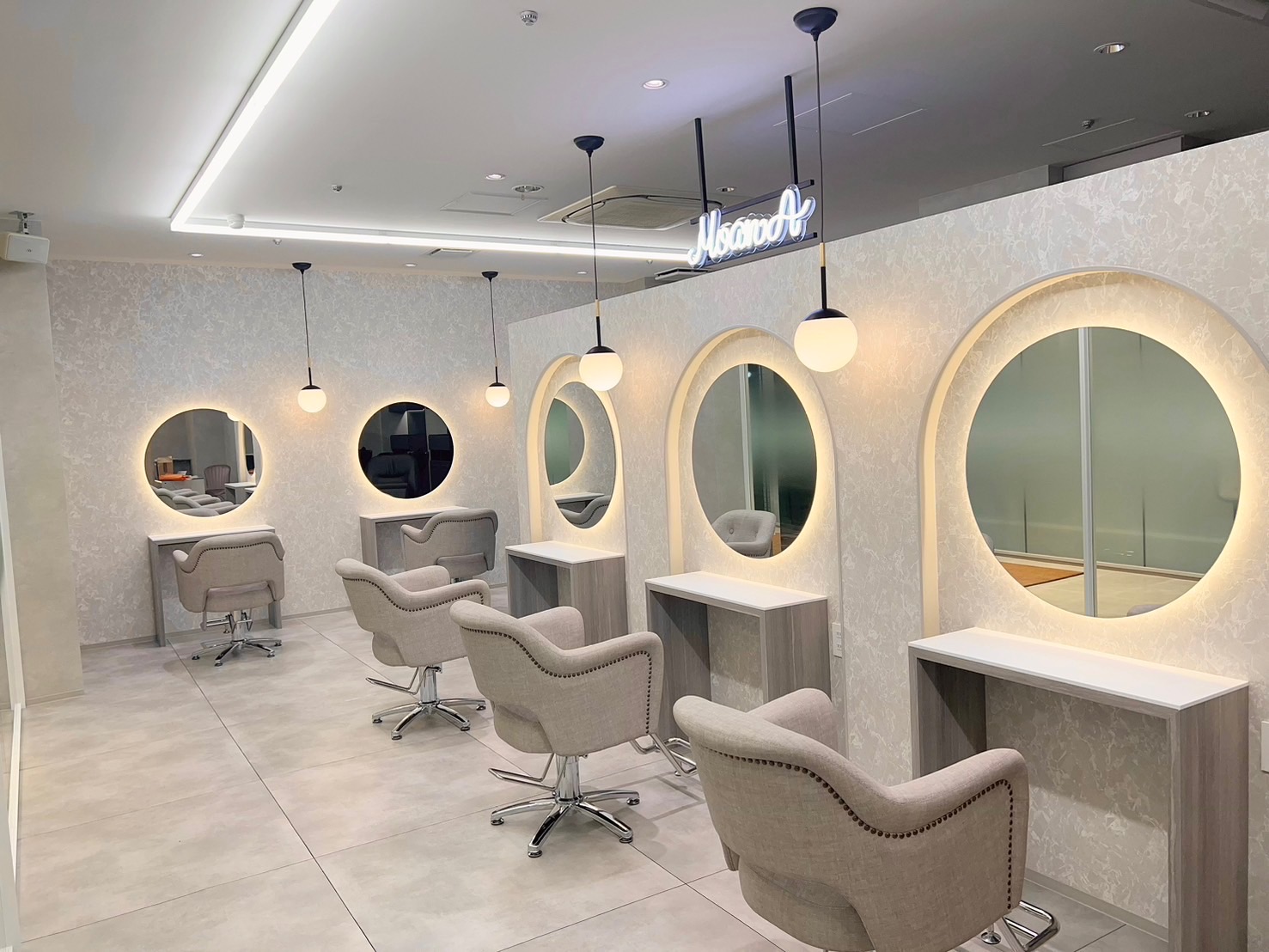 【藤が丘】最新の薬剤を導入し、トレンドを発信！某有名システムトリートメントも使用しており、単価UPも狙いやすい環境です！自分に合った入客スタイルと希望時間で働ける「MoanA by Lana（モアナバイラナ）」からスタイリスト（美容師）の求人★☆