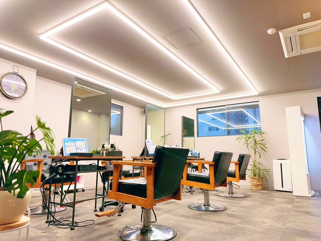 【岩塚】最新の薬剤や機材でトレンドを発信！某有名システムトリートメントを使用しており、単価UPも狙いやすい環境です！あなたの希望に合わせて勤務ができ、キャリアアップも叶うサロンです！「Lana hair salon IWATSUKA（ラナヘアーサロンイワツカ）」からスタイリスト（美容師）の求人★☆