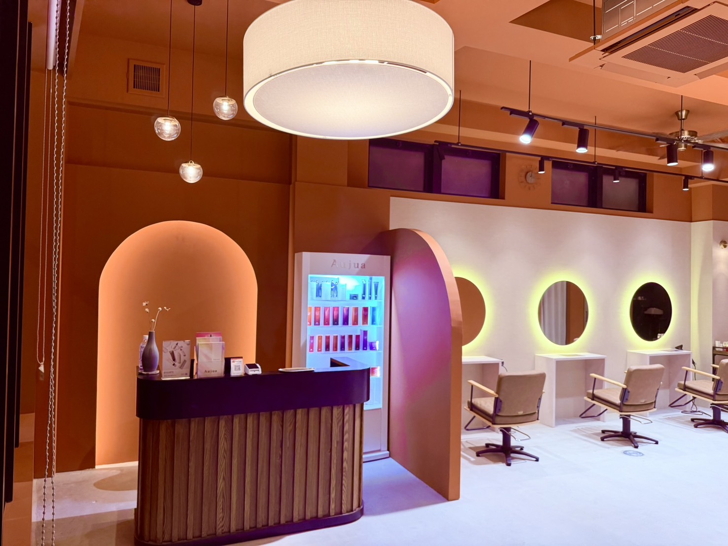 【上小田井】2025年7月NEW OPEN！最新の薬剤や機材でトレンドを発信！某有名システムトリートメントを使用しており、単価UPも狙いやすい環境です！あなたの希望に合わせて勤務ができ、キャリアアップも叶うサロンです！「MoanA BY LANA 上小田井（モアナバイラナカミオタイ）」からスタイリスト（美容師）の求人★☆