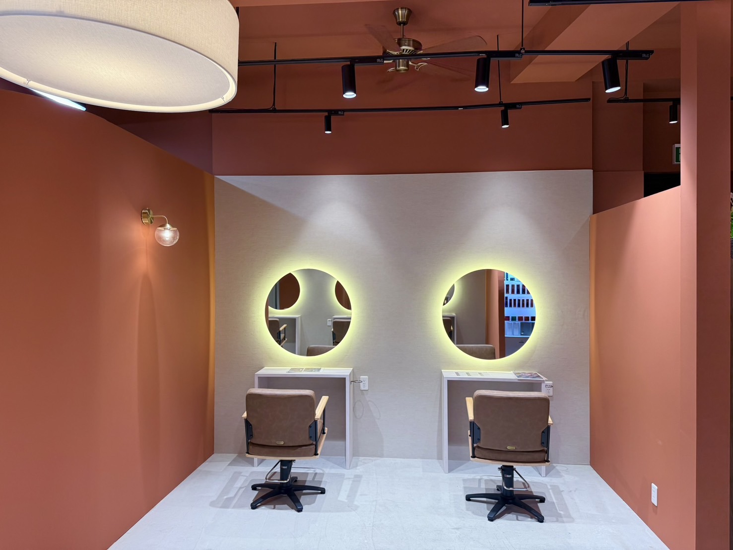 【上小田井】2025年7月NEW OPEN！最新の薬剤や機材でトレンドを発信！某有名システムトリートメントを使用しており、単価UPも狙いやすい環境です！あなたの希望に合わせて勤務ができ、キャリアアップも叶うサロンです！「MoanA BY LANA 上小田井（モアナバイラナカミオタイ）」からスタイリスト（美容師）の求人★☆