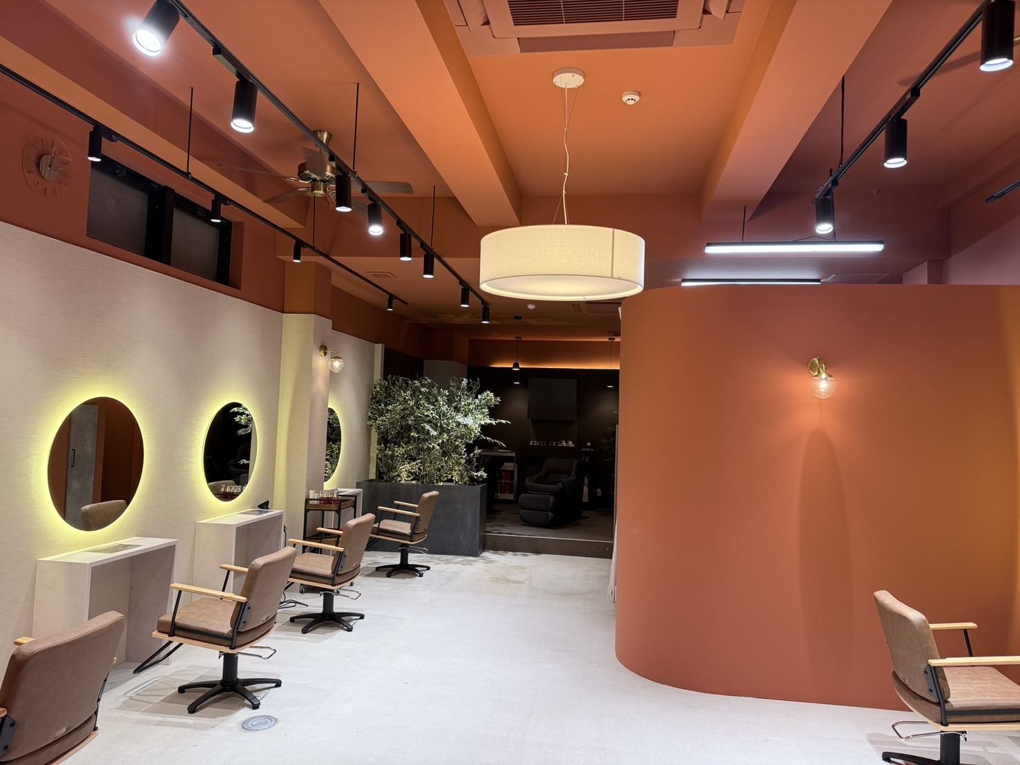 【上小田井】2025年7月NEW OPEN！最新の薬剤や機材でトレンドを発信！某有名システムトリートメントを使用しており、単価UPも狙いやすい環境です！あなたの希望に合わせて勤務ができ、キャリアアップも叶うサロンです！「MoanA BY LANA 上小田井（モアナバイラナカミオタイ）」からスタイリスト（美容師）の求人★☆