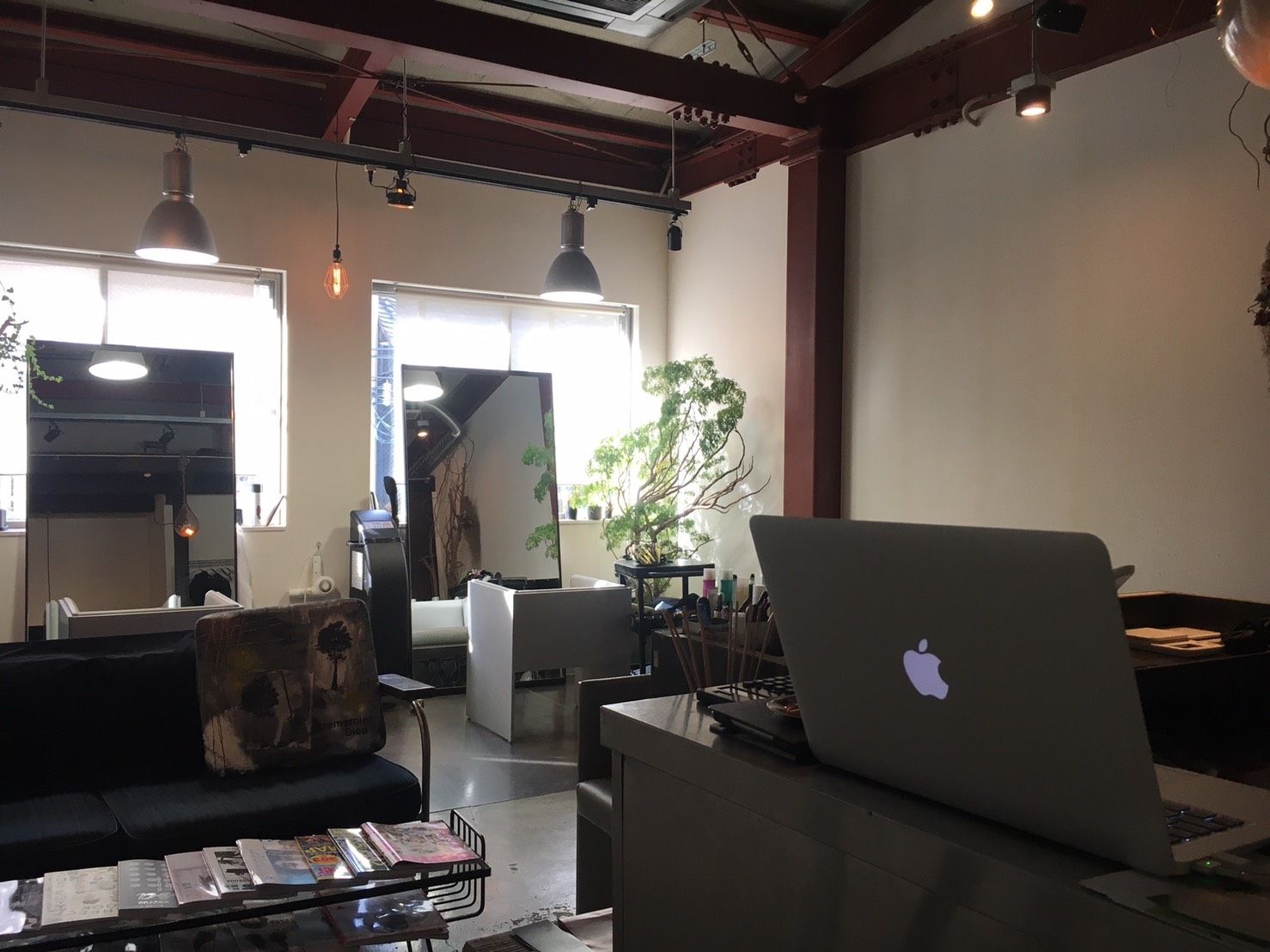 【中崎町】≪社会保険制度あり≫≪月8,9日休み≫≪営業中レッスン推奨≫≪2年以内でデビュー可能≫レッスンはオーナー自ら指導！個人店ならではのアットホームなサロン「XEROGRAPHICA（キセログラフィカ）」からアシスタント（美容師）の求人☆★☆