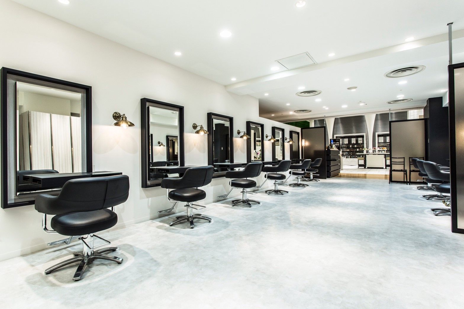 【渋谷駅】◆完全週休2日制・産休育休制度あり・着付けも学べる・社会保険完備◆高単価サロンでしっかりお客様と関われます！キャリアアッププランがしっかりあるので、安心して働ける「CLAUDE monet H2O・AVEDA 渋谷ヒカリエ ShinQs店（クロードモネエイチツーオーアヴェダシブヤヒカリエ シンクステン）」からスタイリスト（美容師）の求人☆★