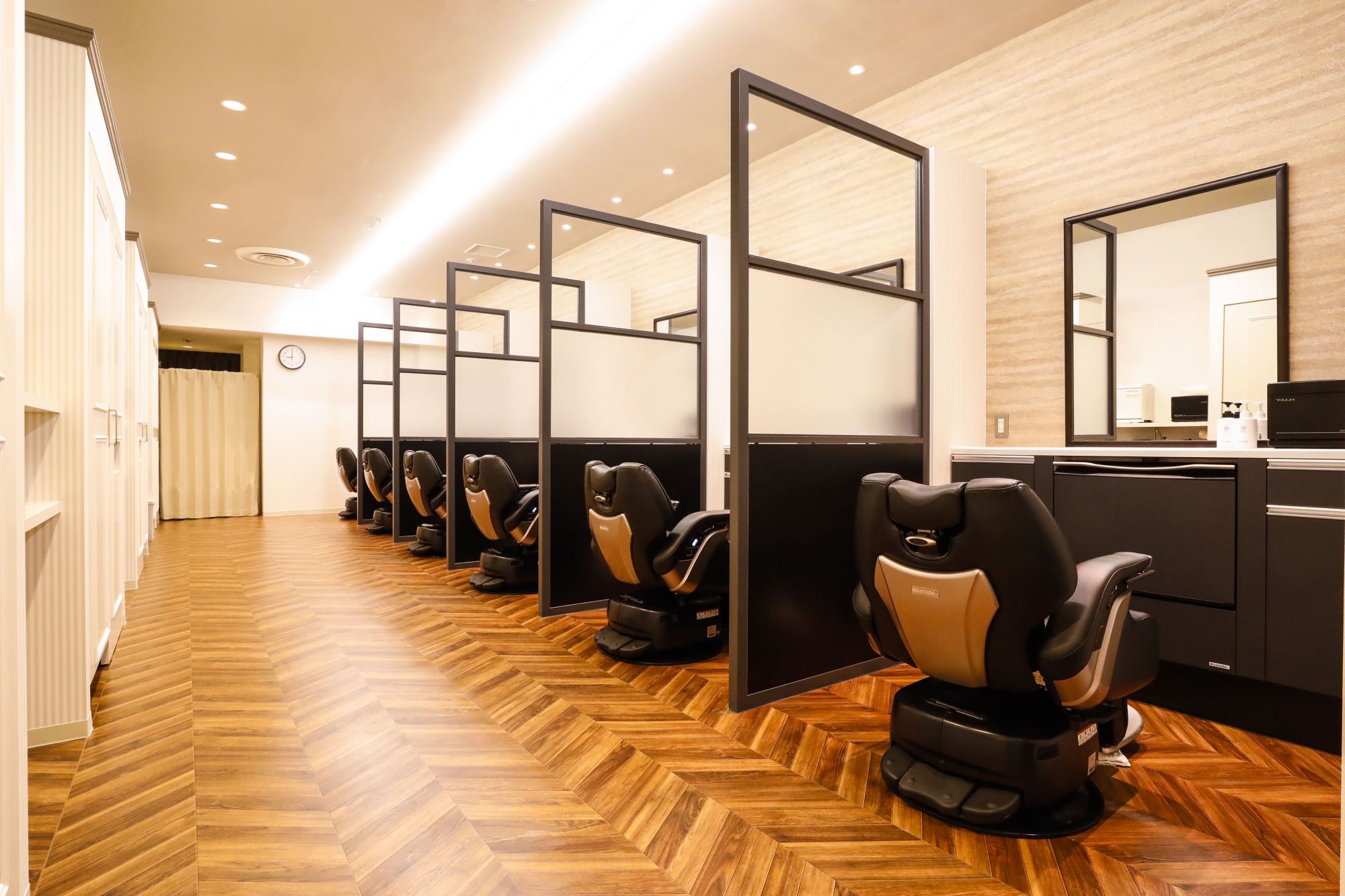 【三越前】◆完全週休2日制・産休育休制度あり・着付けも学べる・社会保険完備◆美容師と理容師を同時募集！高単価でしっかりお客様と関われます！広々としたオシャレな店内も魅力！「TOTAL BEAUTY SALON Silk house 三越日本橋本店（トータルビューティーサロンシルクハウスミツコシニホンバシホンテン）」からスタイリスト（美容師・理容師）の求人☆★