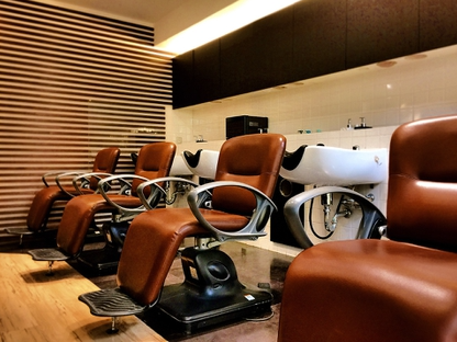 【調布駅】◆月給25万円〜・歩合もしっかり還元・有給休暇あり・長期休暇取得可能◆スタッフさんの頑張りをしっかり反映。スキルアップの支援もあり、技術向上のチャンス多数「Rene 調布店（ルネチョウフテン）」からスタイリスト（美容師）の求人☆★