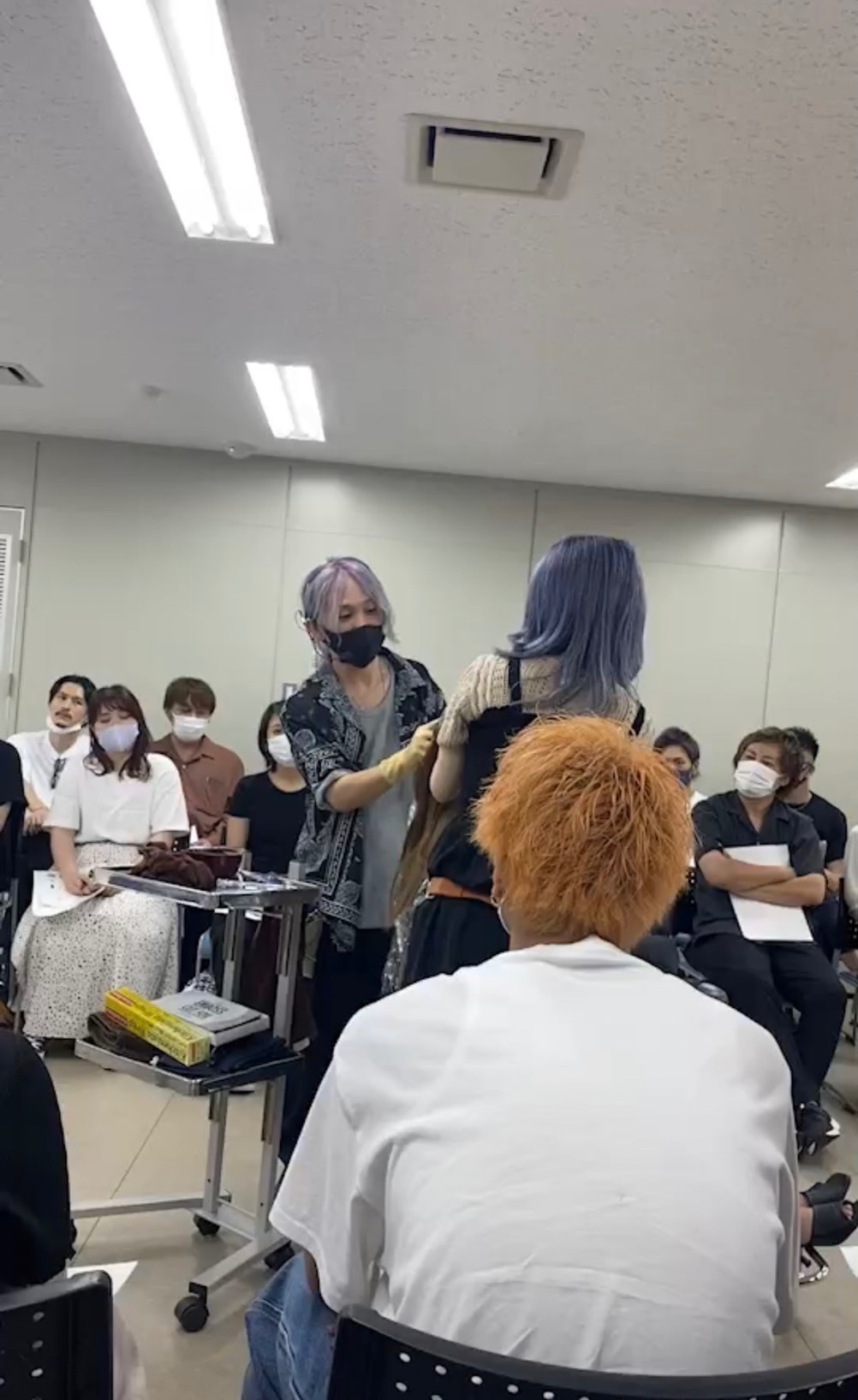 【大名】≪月休8日・人気エリア・社会保険完備≫ハイトーン、Wカラーが好きな方にオススメ！！トレンドを追った最先端のスタイルを創る人気サロン「LORE 天神西通り店（ロアテンジンニシドオリテン）」からアシスタント（美容師）の求人☆★