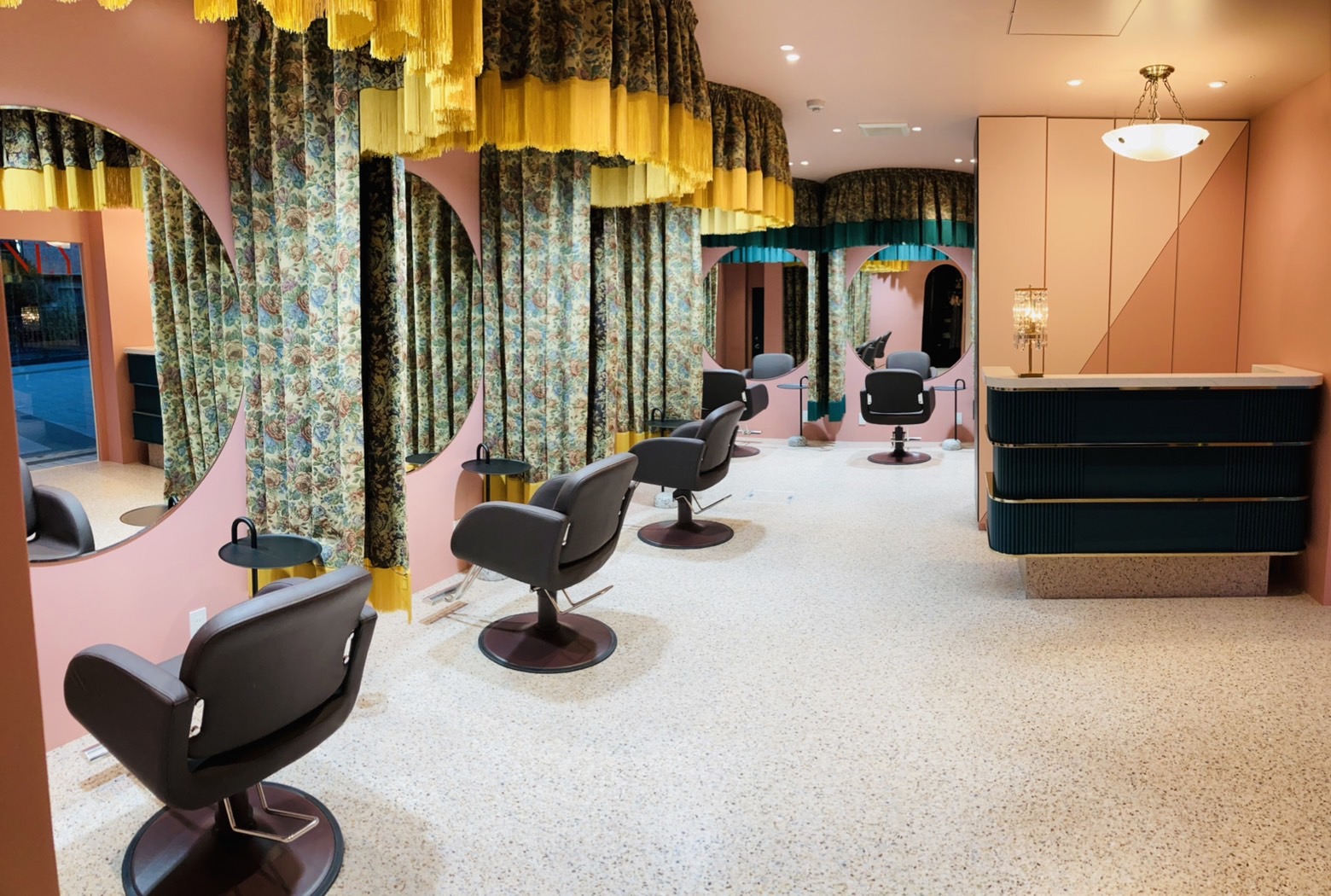 【高槻駅】本格的な着付け、メイク、カット講習が受けられる！！高槻エリア新規集客NO.1の人気サロンが全面改装リニューアル！！≪完全週休2日制≫≪社会保険完備≫充実した福利厚生＆レッスン環境で確実に成長できるサロン！商材と技術にこだわった女性スタッフonlyサロン「BARNEY（バーニー）」からアシスタント（美容師）の求人☆☆