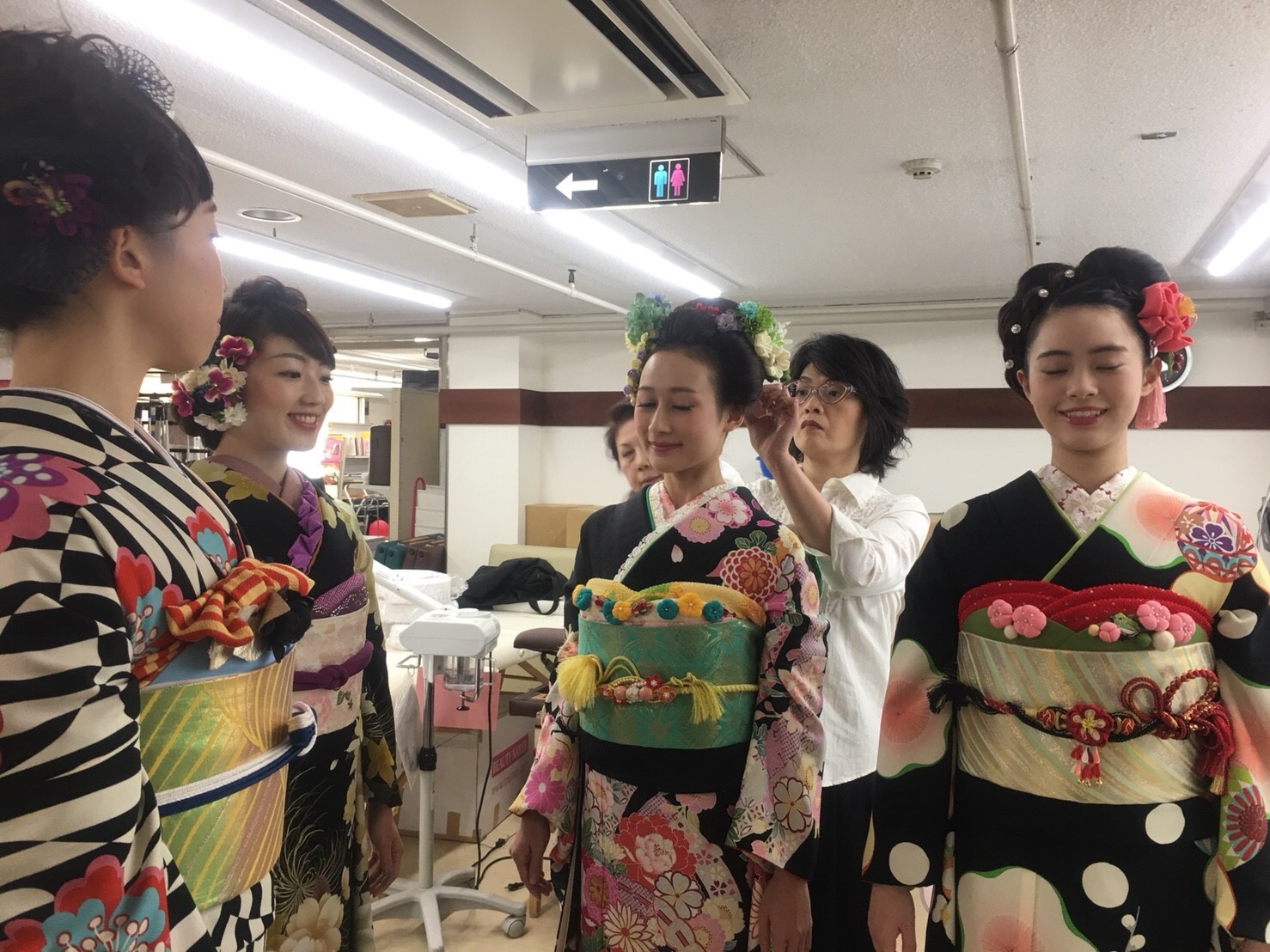 【高槻駅】本格的な着付け、メイク、カット講習が受けられる！！高槻エリア新規集客NO.1の人気サロンが全面改装リニューアル！！≪完全週休2日制≫≪社会保険完備≫充実した福利厚生＆レッスン環境で確実に成長できるサロン！商材と技術にこだわった女性スタッフonlyサロン「BARNEY（バーニー）」からアシスタント（美容師）の求人☆☆